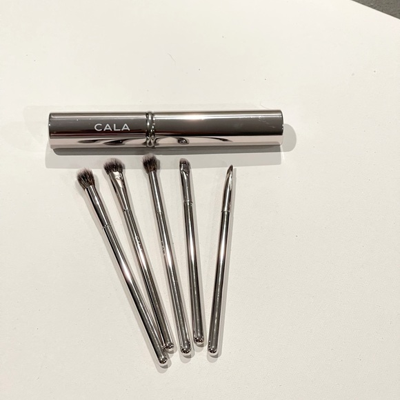 Cala ⭐️ Set of eye brushes with metal storage case ⭐️NEVER WORN⭐️ - Picture 2 of 3